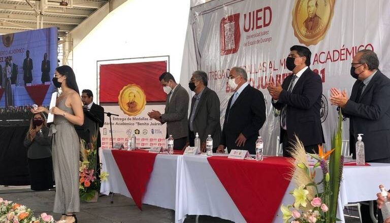 UJED realiza entrega de medallas al mérito académico