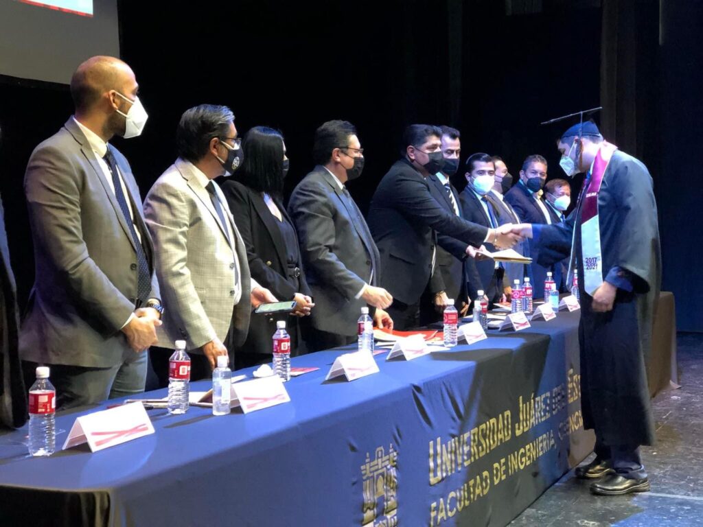 UJED ENTREGA 104 PROFESIONISTAS A LA LAGUNA