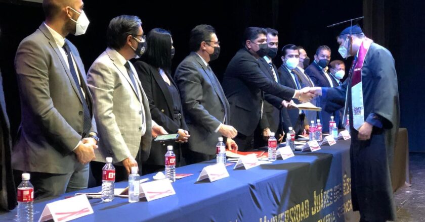 UJED ENTREGA 104 PROFESIONISTAS A LA LAGUNA
